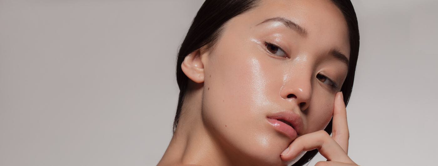 Como controlar brilho e oleosidade ao longo do dia sem remover o protetor solar?