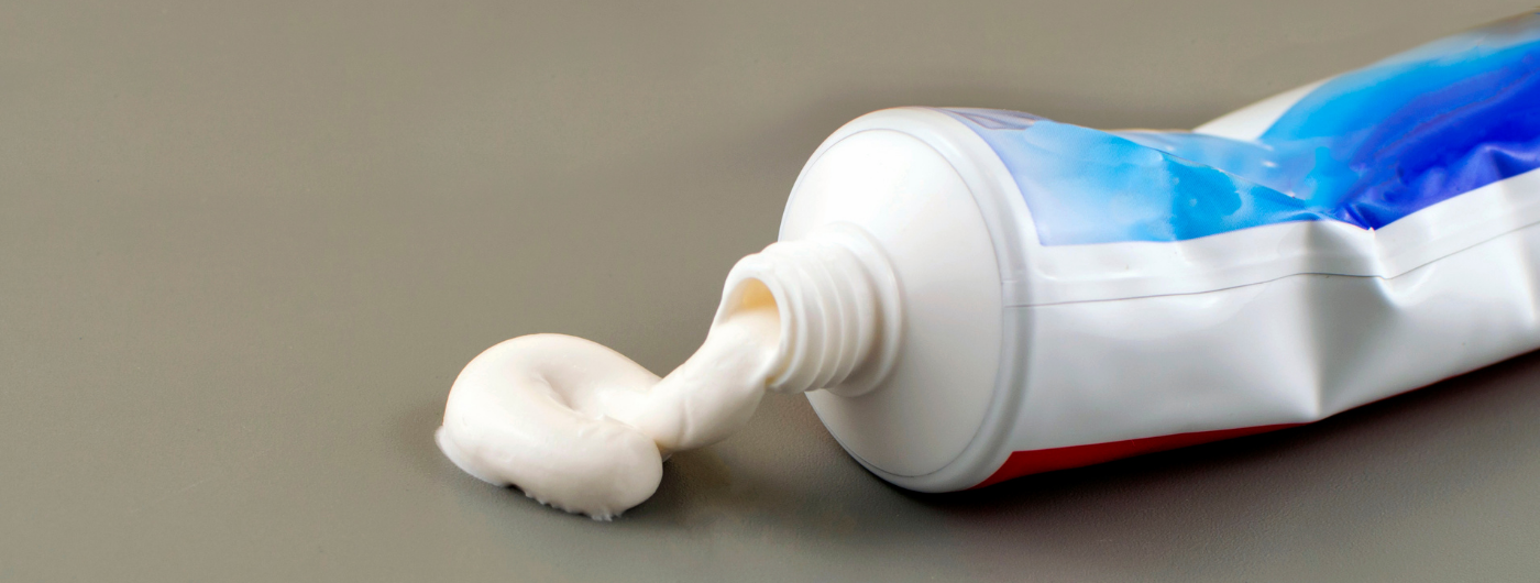 Pasta de dente na espinha funciona? Quais os perigos dos “hacks”?