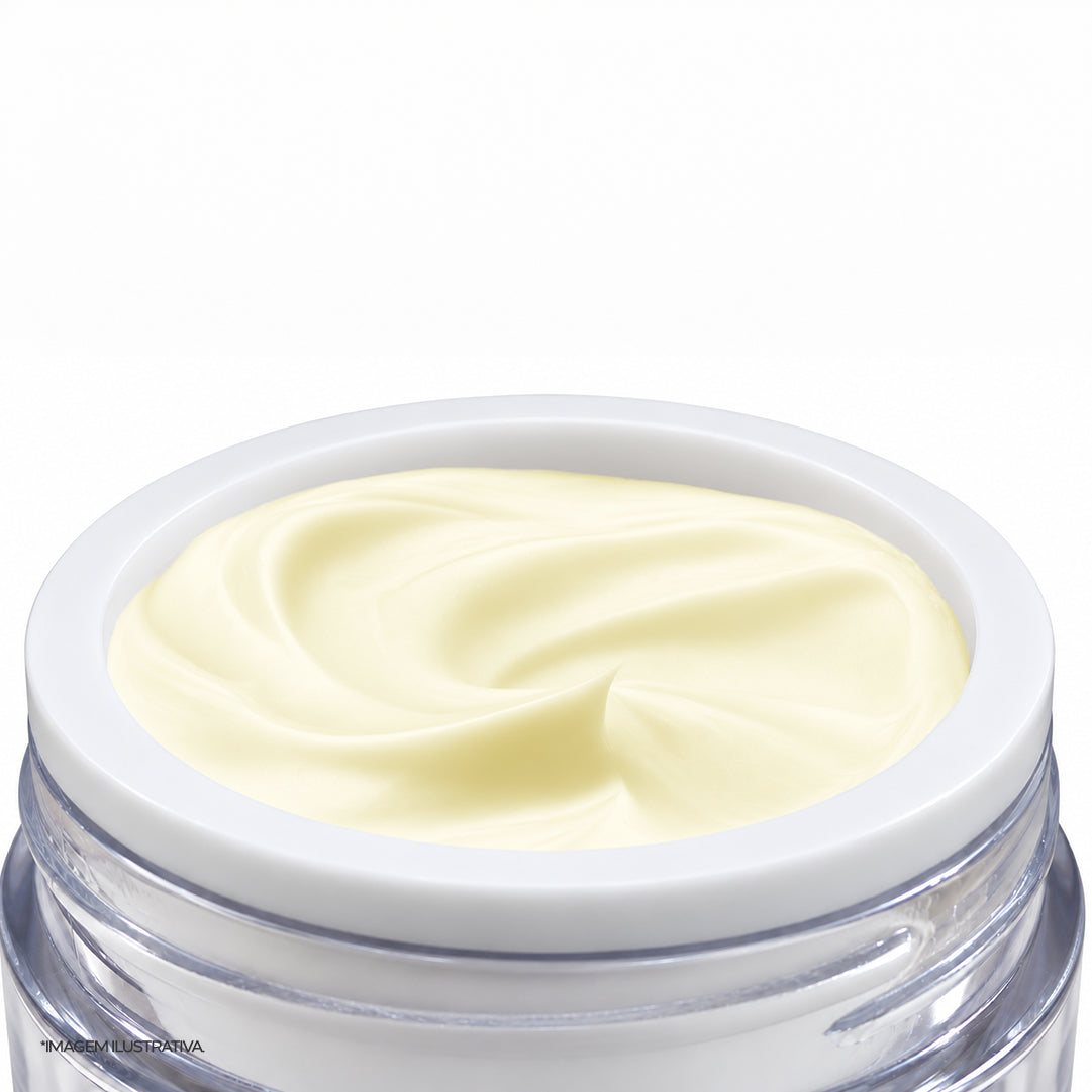 Textura cremosa amarelo-clara do Retinal E+ Concentrate no pote aberto